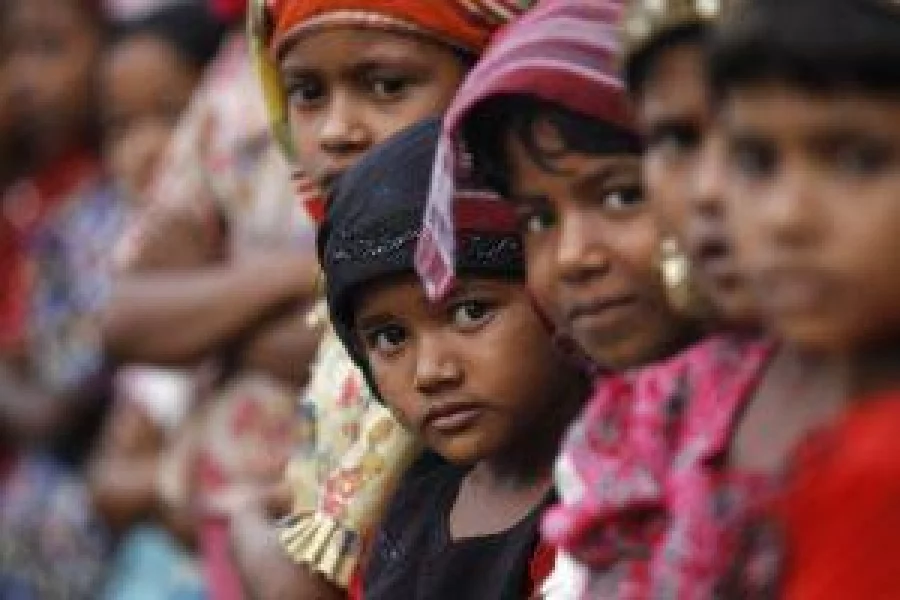 Rohingya Muslim children attend religious school at a refugee camp outside Sittwe, Myanmar May 21, 2015. Picture taken May 21, 2015. REUTERS/Soe Zeya Tun