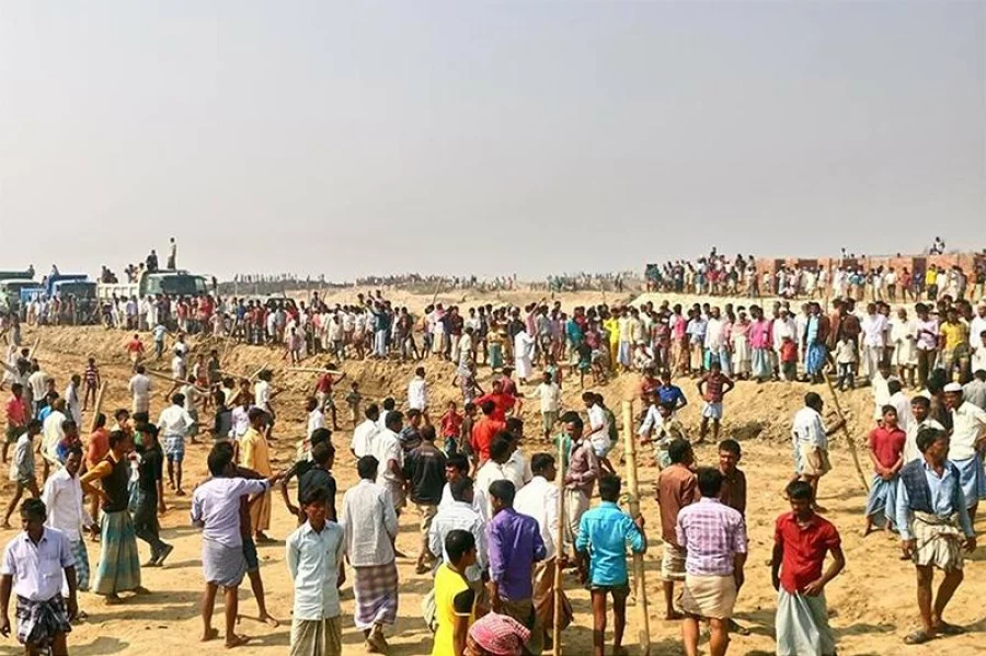 Hundreds clashed at the project site where they were due for a views exchange meeting Rabin Chowdhury/Dhaka Tribune