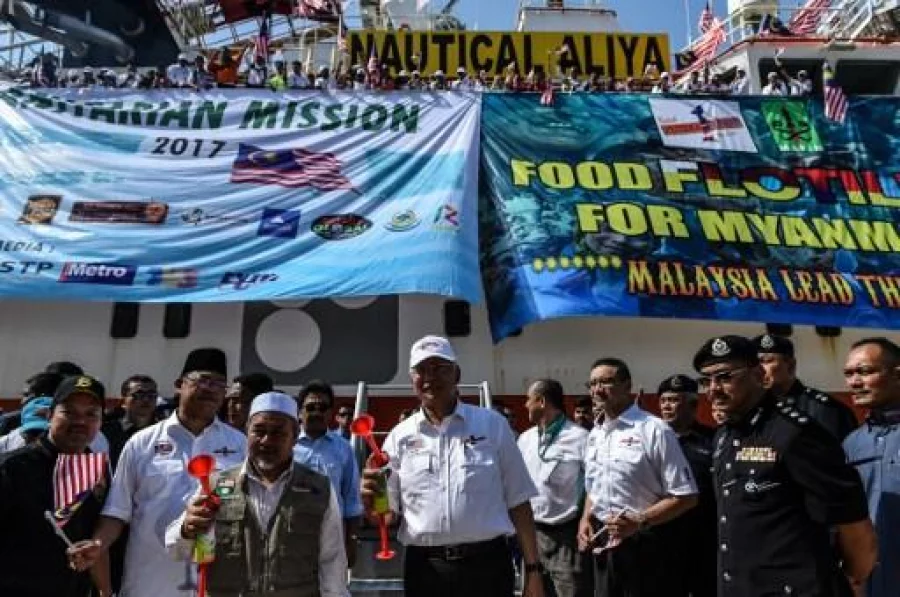Malaysia's Prime Minister Najib Razak, centre, poses for pictures in front of the Malaysian ship Nautical Aliya carrying aid and supplies for Rohingya Muslims before sailing to Myanmar at the Boustead Cruise Centre port in Port Klang on February 3, 2017 Reuters