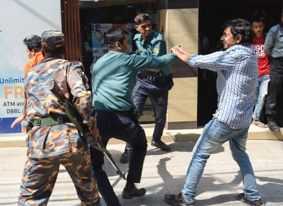 Anti-Rampal protesters and law enforcers engage in a scuffle in Chittagong on February 25, 2017 Dhaka Tribune