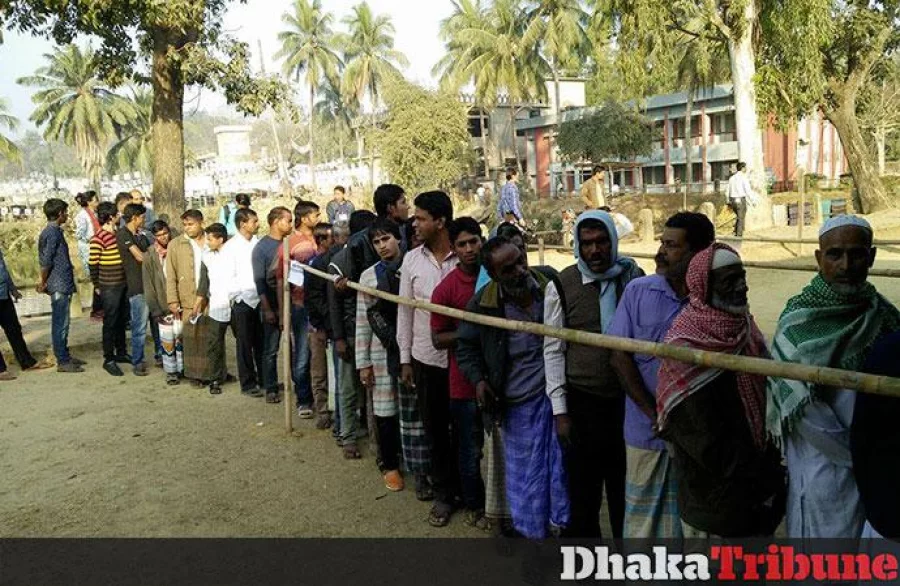 People queued up for casting their votes in Baghaichhari municipality polls/Dhaka Tribune