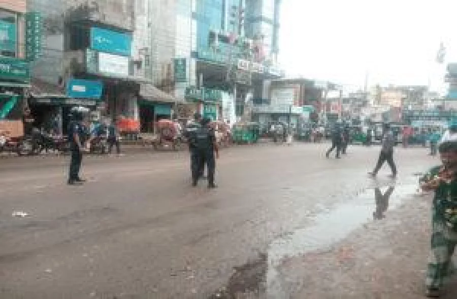 Police seen patrolling at Kushumbag point near Borohat on March 30 Tarek Mahmud/DHAKA TRIBUNE
