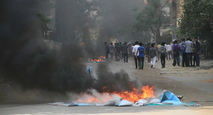 Angered and agitated, some students vandalise the Bashundhara head office, demanding an apology from the Bashudhara Group security guard Dhaka Tribune