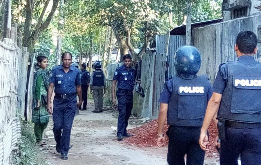 Police block the street leading to the police hideout Dhaka Tribune