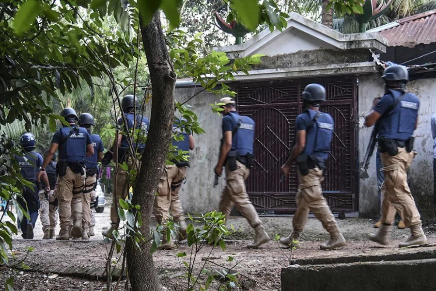 Police patrol the perimeter of the militant den Dhaka Tribune