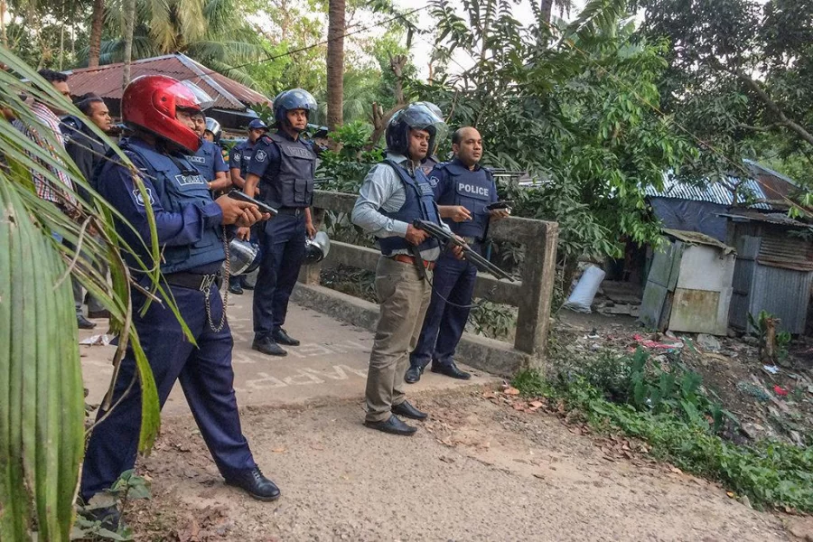 Police take up positions outside the militant hideout in Sitakunda Dhaka Tribune