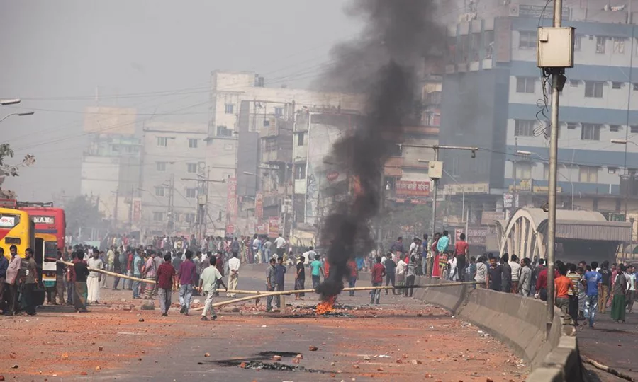 Transport workers on rampage on Wednesday, March 1, 2017 , demonstrating against "unfair justice" against two of their fellow co-workers Mehedi Hasan/Dhaka Tribune 