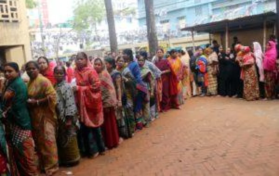 Voters queuing up to cast their ballots at a polling station during the election to Comilla City Corporation on Thursday Mohiuddin Mollah/Dhaka Tribune