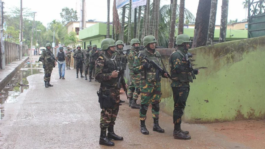Armed para-commandos set up a perimeter around a militant hideout in Shibbari, Sylhet on March 25, 2017 Dhaka Tribune