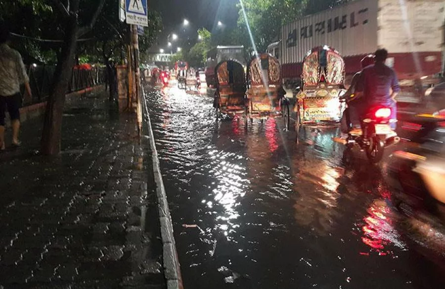 A sudden rain coupled with thunder shower that swept over Dhaka city on Friday evening created water-logging in some areas while commuters suffered due to lack of public transport and traffic jam. These photos were taken at Russel Square on Mirpur Road around 10pm/Photo: Probir Kumar Sarker/Dhaka Tribune