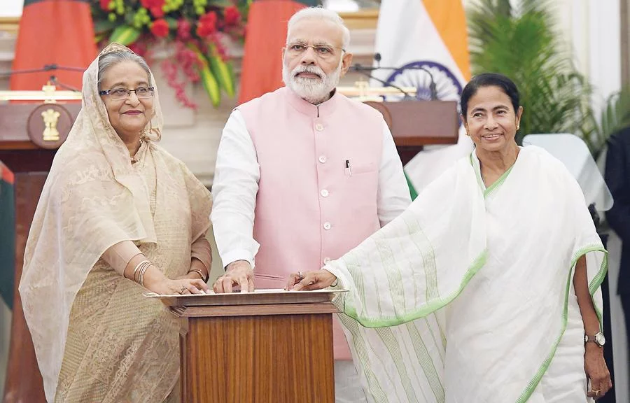 Bangladesh PM Sheikh Hasina (L), Indian PM Narendra Modi (C) and West Bengal Chief Minister Mamta Banerjee at the deal signing ceremony after a meeting in New Delhi on Saturday Photo: AFP