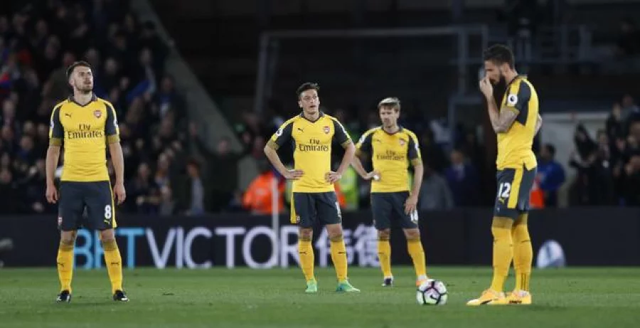 Britain Football Soccer - Crystal Palace v Arsenal - Premier League - Selhurst Park - 10/4/17 Arsenal's Mesut Ozil, Nacho Monreal, Olivier Giroud and Aaron Ramsey look dejected  Reuters / Stefan Wermuth Livepic EDITORIAL USE ONLY.