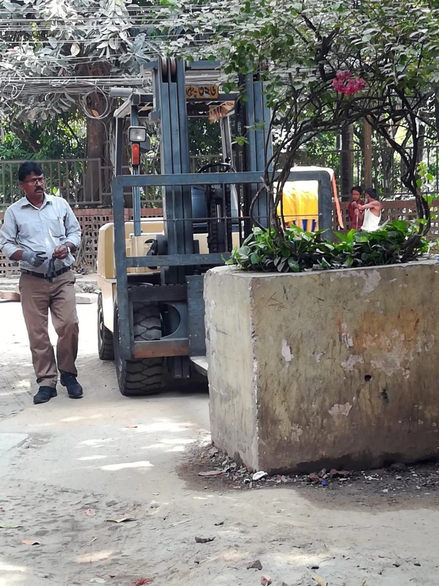 Work begins in clearing the footpaths outside American Club in Gulshan 2, Dhaka on April 18, 2017/ Dhaka Tribune