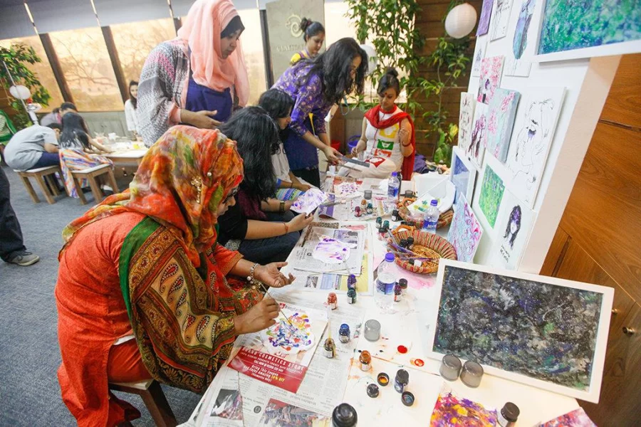 Attendees try their hand at painting to release their stress Mehedi Hasan/Dhaka Tribune