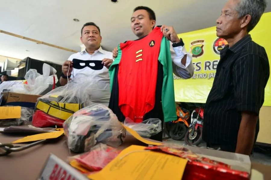 Indonesian police show evidence from a recent raid during a press conference at a police station in Jakarta on May 22, 2017.  Indonesian police have detained 141 men who were allegedly holding a gay party at a sauna, an official said on May 22, the latest sign of a backlash against homosexuals in the Muslim-majority country. / AFP PHOTO / FERNANDO