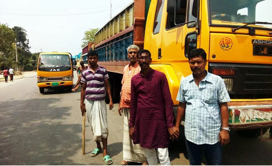 Goods transport workers, armed with sticks, enforcing the strike in Bogra on Monday, May 22, 2017 Dhaka Tribune