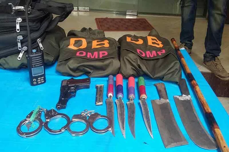 The sharp weapons the frauds used during mugging DHAKA TRIBUNE
