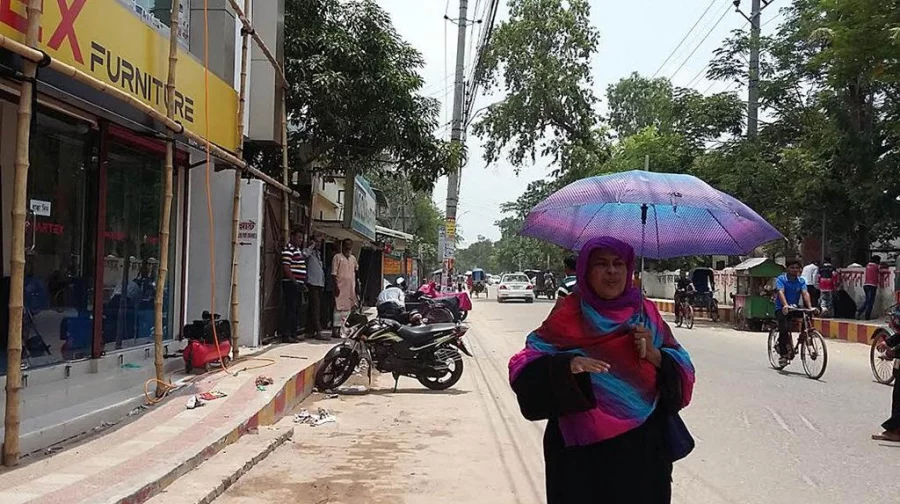 Mujib Sarak, normally the busiest area in Jessore, is practically empty due to the heatwave on Tuesday, May 23, 2017 Touhid Zaman/Dhaka Tribune