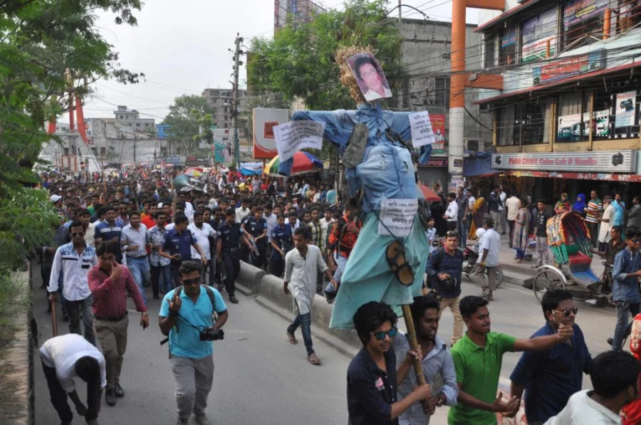 Chhatra League men in action at Narayanganj Shaheed Minar DHAKA TRIBUNE