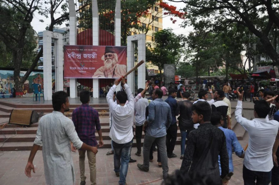 Chhatra League men in action at Narayanganj Shaheed Minar DHAKA TRIBUNE