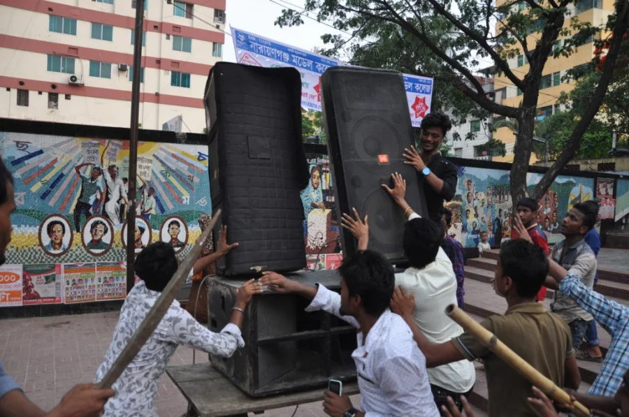 Chhatra League men in action at Narayanganj Shaheed Minar DHAKA TRIBUNE