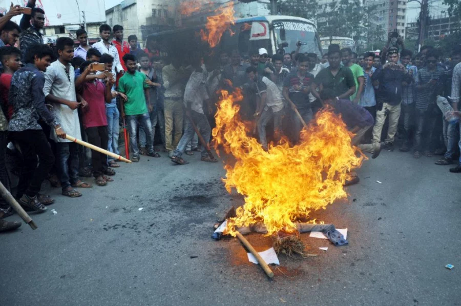 Chhatra League men burning the effigy of Rafiur Rahman Rabbi DHAKA TRIBUNE