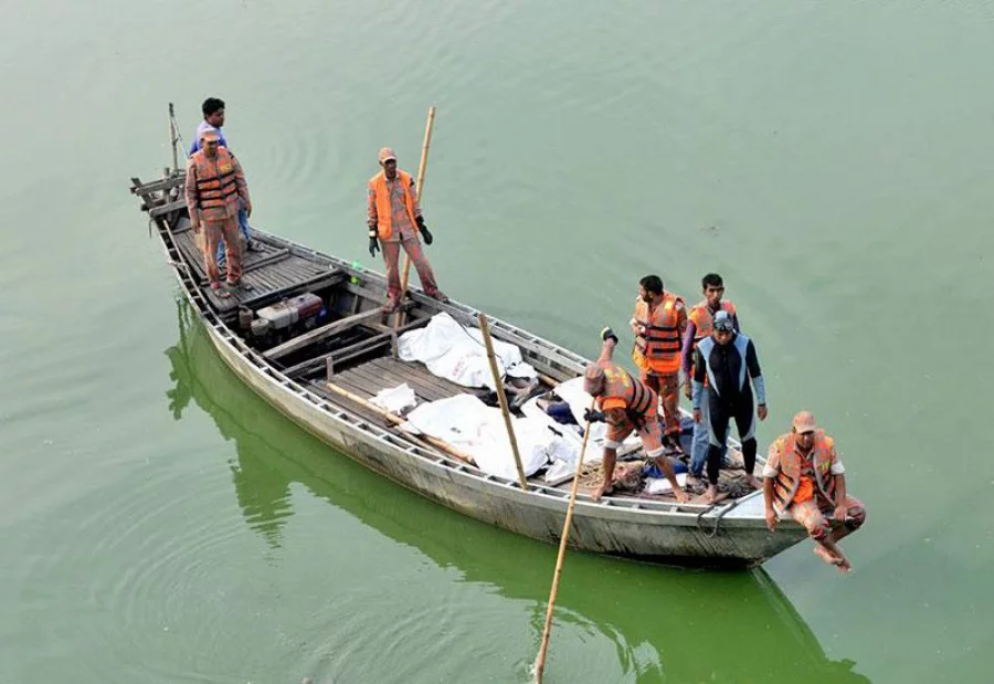 A snapshot of a boat carrying the bodies of five people who went missing in the boat capsize on April 30, 2017. The bodies were recovered on May 2, 2017  DHAKA TRIBUNE  DHAKA TRIBUNE