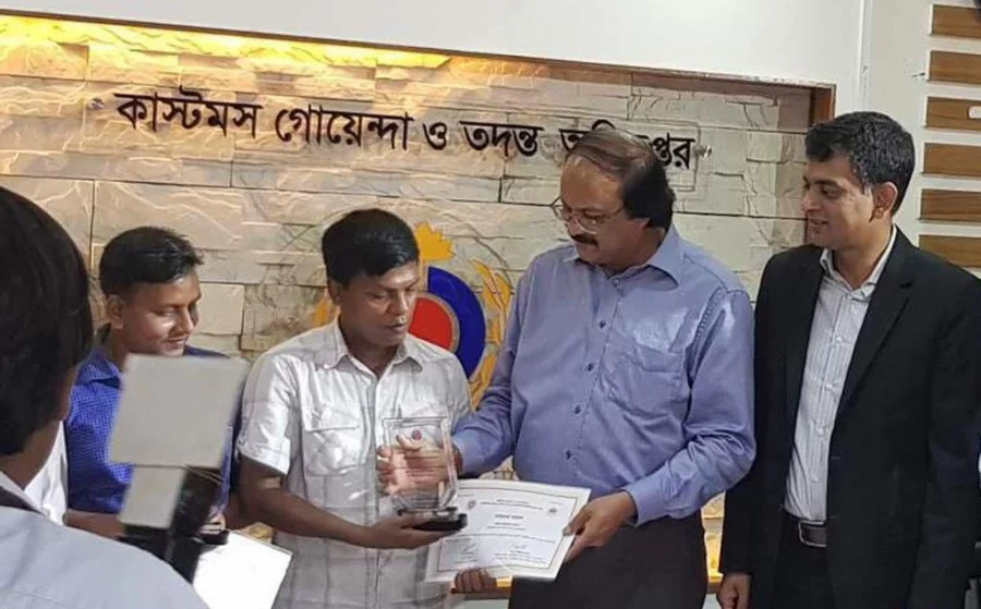 National Board of Revenue Chairman Md Nojibur Rahman awards Abdul and Almas with a crest and certificate of appreciation Courtesy