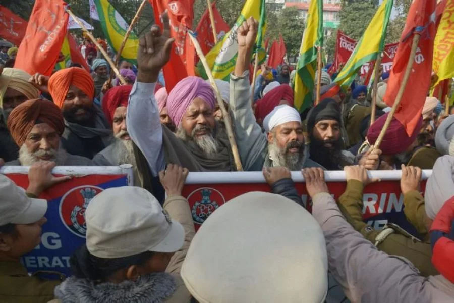 Indian police block farmers as they march towards the residence of Cabinet Minister Bikram Singh Majithia during a protest in Amritsar on December 19, 2016. Farmers protested against alleged anti-farmer policies imposed by the central and state government. / AFP PHOTO / NARINDER NANU
