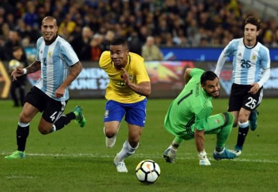 Brazil's Gabriel Jesus attacks Argentina goalpost during their friendly international football match between Brazil and Argentina at the MCG in Melbourne on June 9, 2017. / AFP PHOTO / SAEED KHAN / IMAGE RESTRICTED TO EDITORIAL USE - STRICTLY NO COMMERCIAL USE