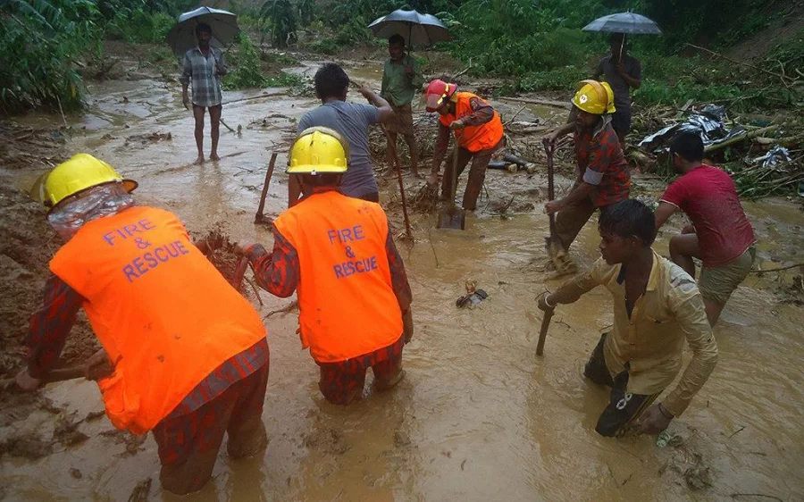 Bangladeshi fire fighters and residents search for bodies after a landslide in Bandarban on June 13, 2017 AFP