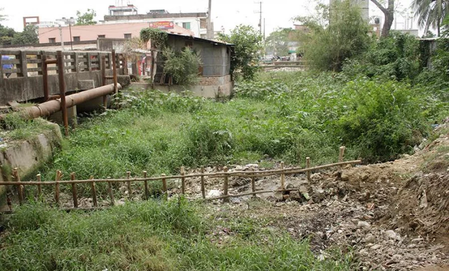 Overflowing with garbage dumped into it, Mirza Khal is on the verge of disappearing due to a lack of proper attention from the authorities concerned and irregular dredging. The photo was taken at Chittagong city's Chandgaon area on April 2, 2017 / Rabin Chowdhury
