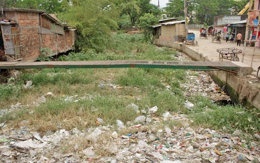 Overflowing with garbage dumped into it, Mirza Khal is on the verge of disappearing due to a lack of proper attention from the authorities concerned and irregular dredging. The photo was taken at Chittagong city's Chandgaon area on April 2, 2017 / Rabin Chowdhury