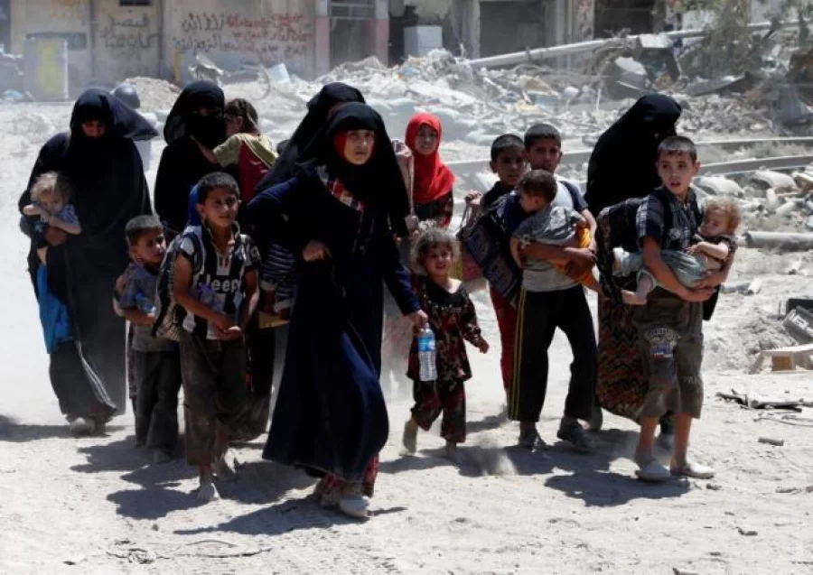 Displaced women and children who fled from clashes walk in the Old City of Mosul, Iraq June 24, 2017 REUTERS