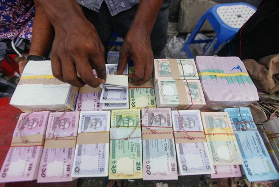 A currency trader seen arranging notes on his stall Mehedi Hasan/DHAKA TRIBUNE