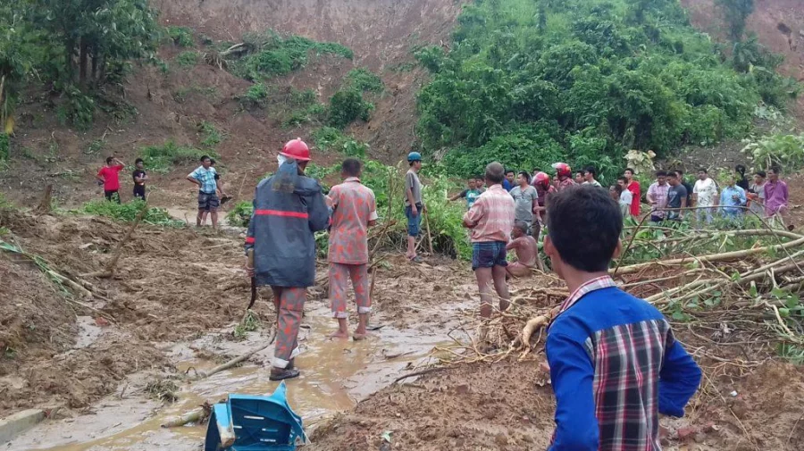 Fire Service workers and volunteers run rescue and clearing operations in Rangamati. Photo taken on June 13 Dhaka Tribune