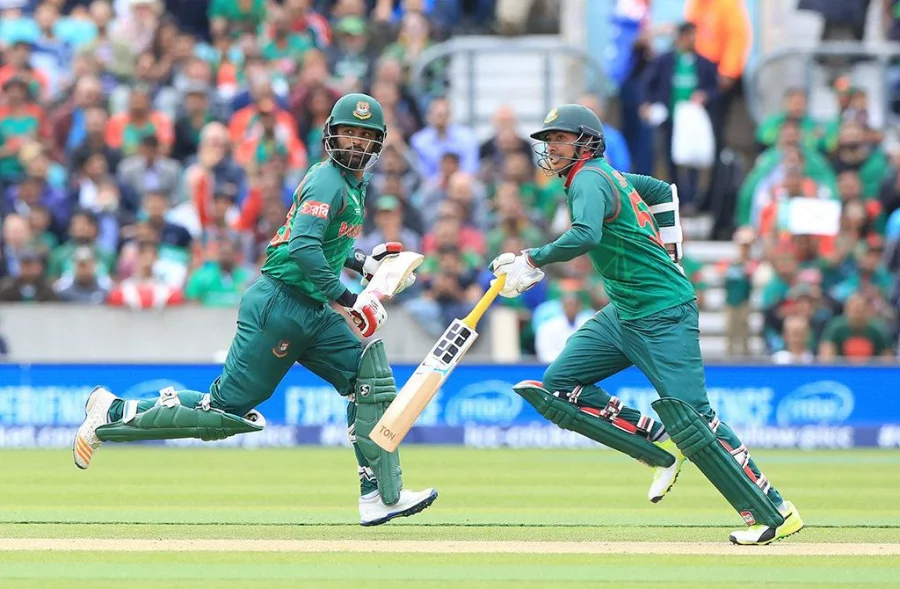Bangladeshi batsmen Tamim Iqbal and Soumya Sarkar rotate the strike during the ICC Champions Trophy match against Australia on June 5, 2017 Dhaka Tribune