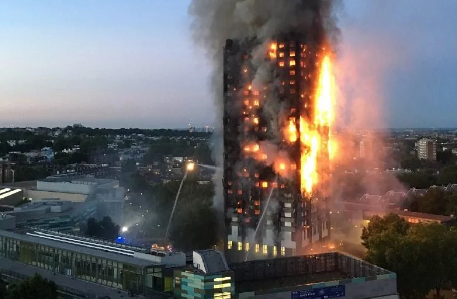 This handout image received by local resident Natalie Oxford early on June 14, 2017 shows flames and smoke coming from a 27-storey block of flats after a fire broke out in west London AFP