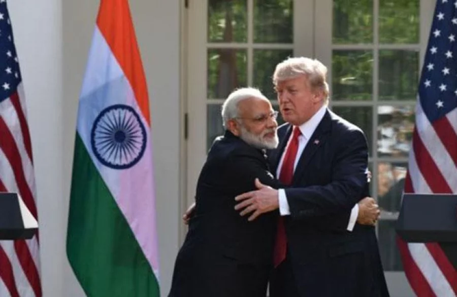 Web-Modi-Trump_bearhug3
