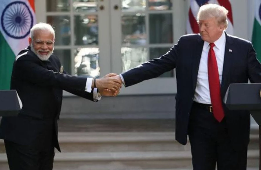 Web-Modi-Trump_bearhug5