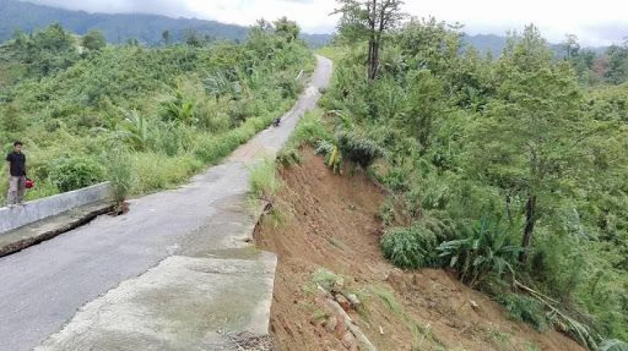 Nation’s highest road hit by landslide