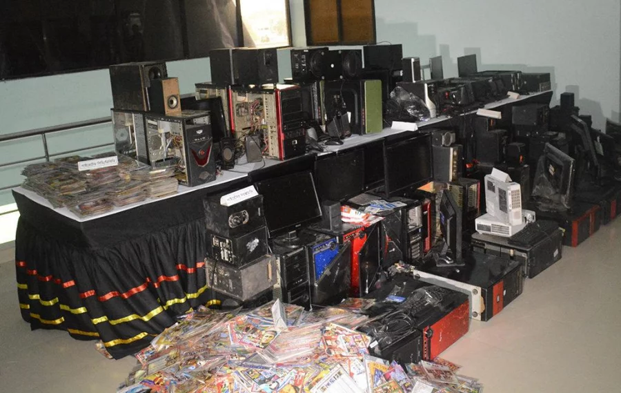 3,485 pirated CDs, 27 computer monitors, 30 computers, 17 beat boxes, 32 sets of speakers, 19 keyboards, 19 mice, two projectors and further paraphernalia seized from the piracy racket in Narayanganj Dhaka Tribune