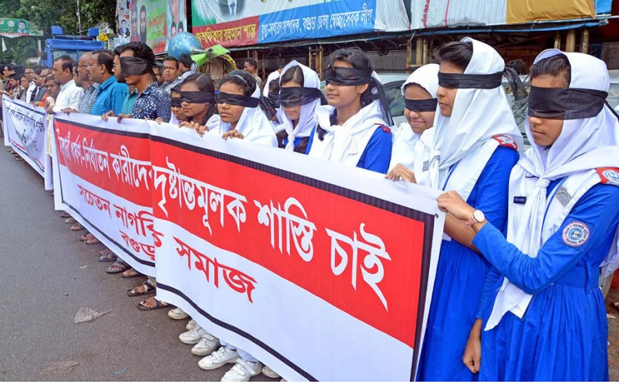 Students and protesters don blindfolds as they demand exemplary punishment for all involved in the torture of a rape victim and her mother Dhaka Tribune