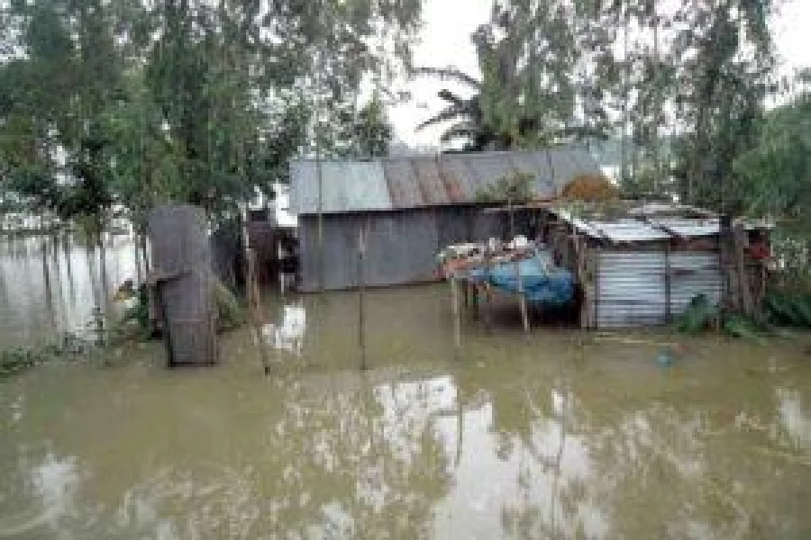 Houses inundated with floodwaters in Sirajganj DHAKA TRIBUNE