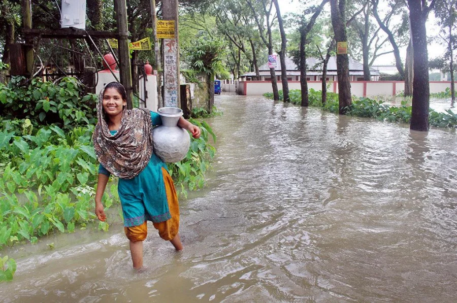 Despite the worsening flood situation, people are compelled to go out and maintain a sense of normalcy to sustain their daily lives Dhaka Tribune