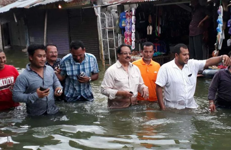 Fenchuganj MP Mahmud-us-Samad Chowdhury wades through chest-high water in his flooded constituency on July 2, 2017 Dhaka Tribune 