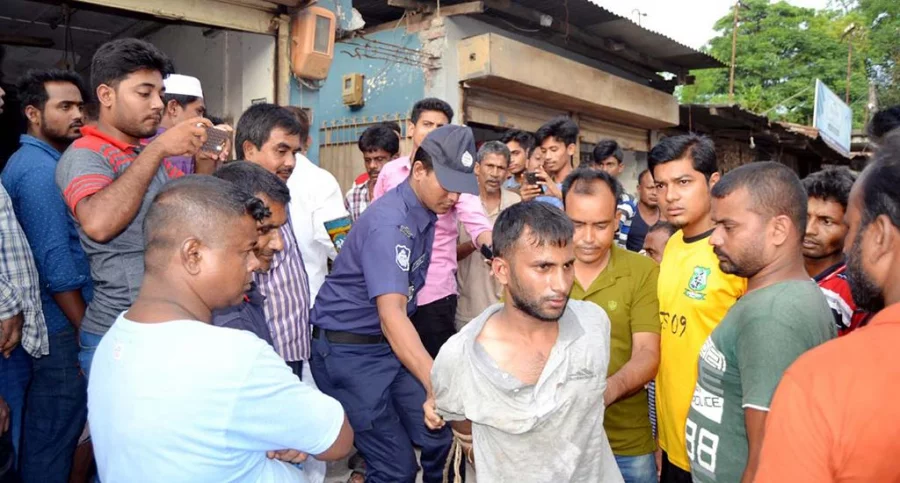 Police detain Saddam Hossain, centre, for assaulting Rangpur mayor Sharfuddin Ahmed Jhantu Dhaka Tribune