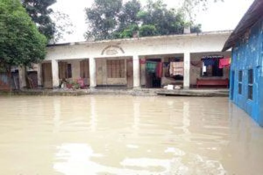 Flood-hit people have taken shelter at a primary school DHAKA TRIBUNE