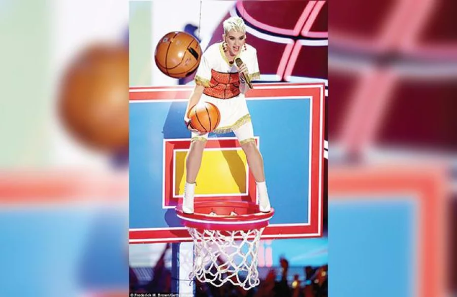 43A1869B00000578-4829072-Swish_swish_Despite_hosting_all_night_Katy_Perry_lost_all_five_o-a-116_1503902874136
