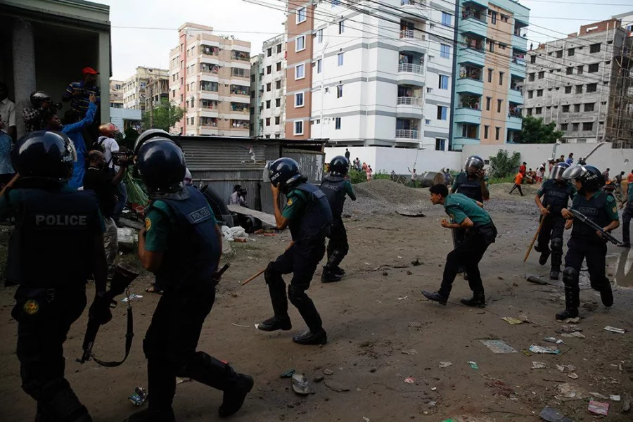 Police attempting to disperse protesters from in front of the house in Rampura where a female domestic help was found dead Mahmud Hossain Opu/Dhaka Tribune 